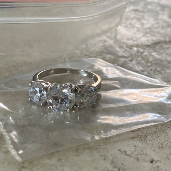 Ring 3.27 Ct Colorless Round 925+ simulated stone. 3-Stone Ring Size 6 - Picture 7 of 9